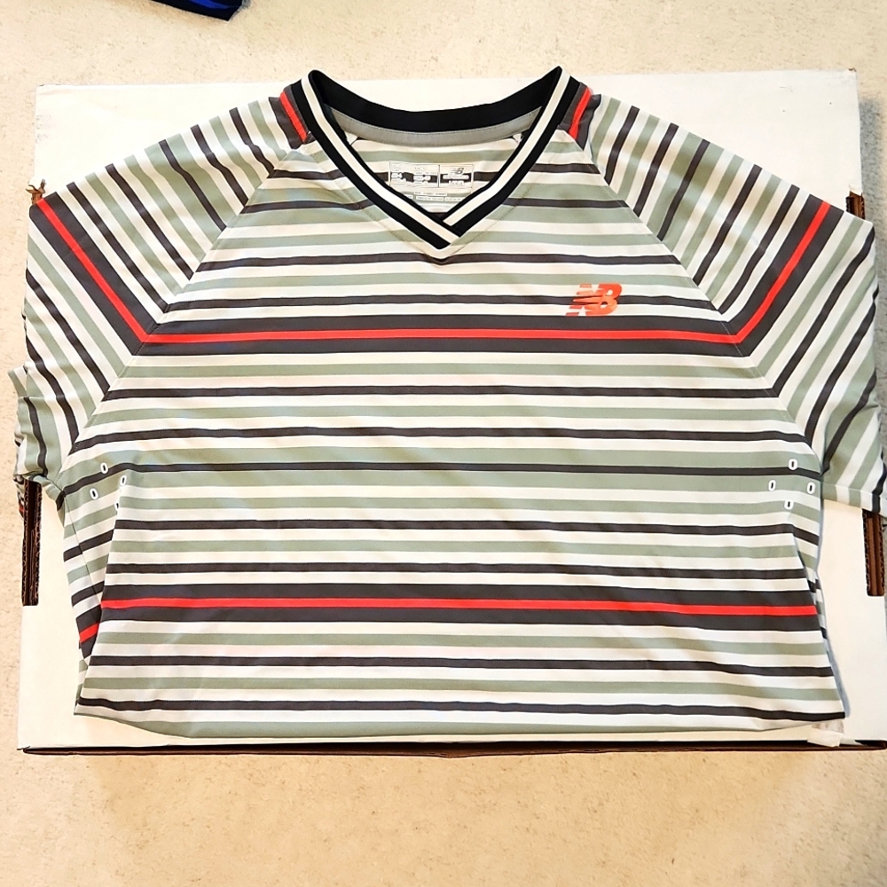 New Balance Men's Tennis V-Neck T-Shirt large Polyester/Elastane
